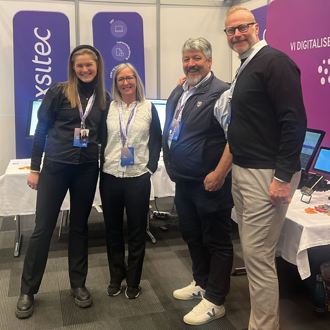 Bildet under er fra Byggfagmessen i april 2024, fra venstre har vi Bibbi Hjelle, Lin Holthe, Kurt Hansen på Exsitec standen og Steve Johnson fra CashIT POS.